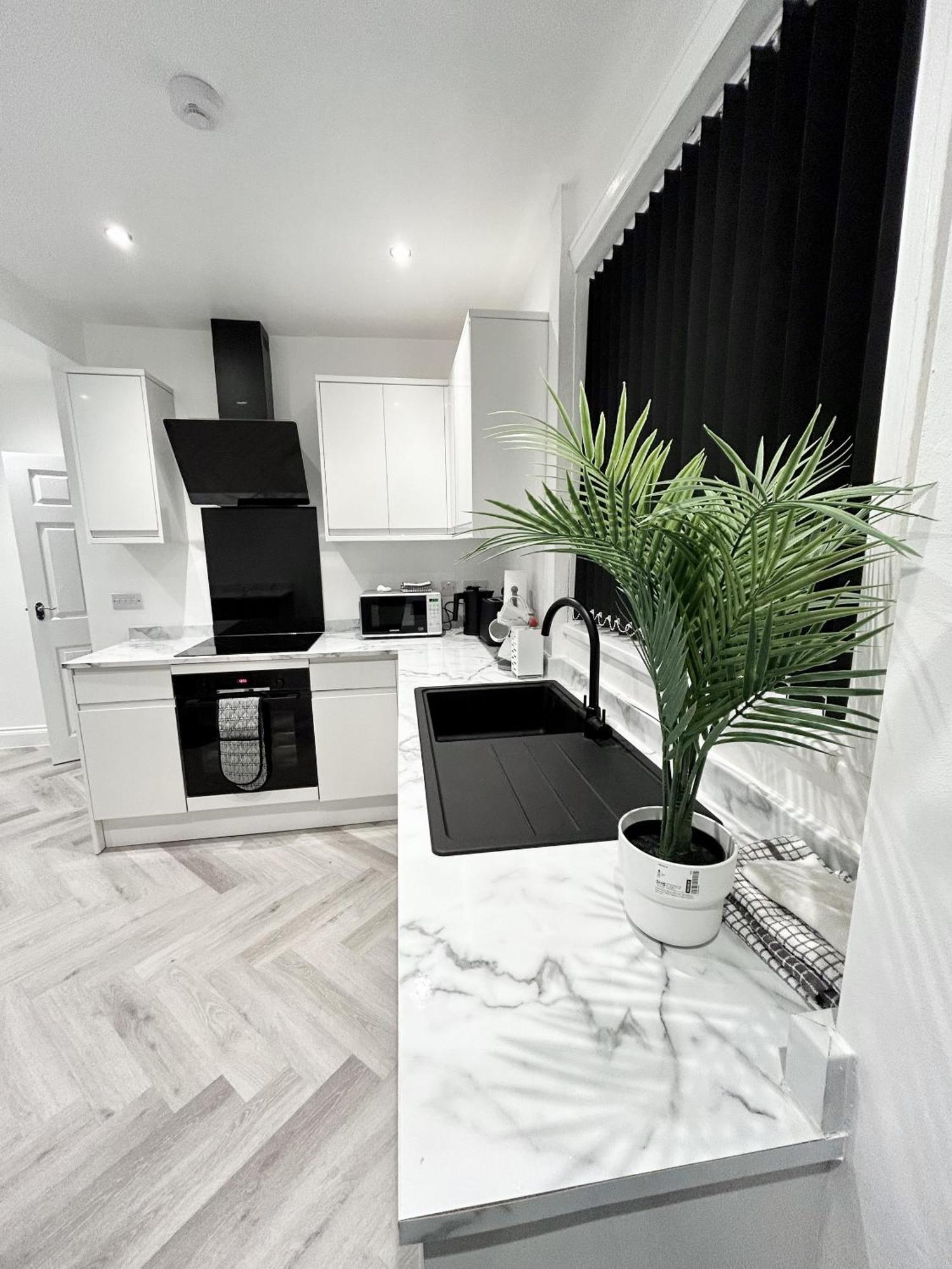 Lymer House - Stylish 3 Bedroom House In Вулвергемптон Екстериор снимка