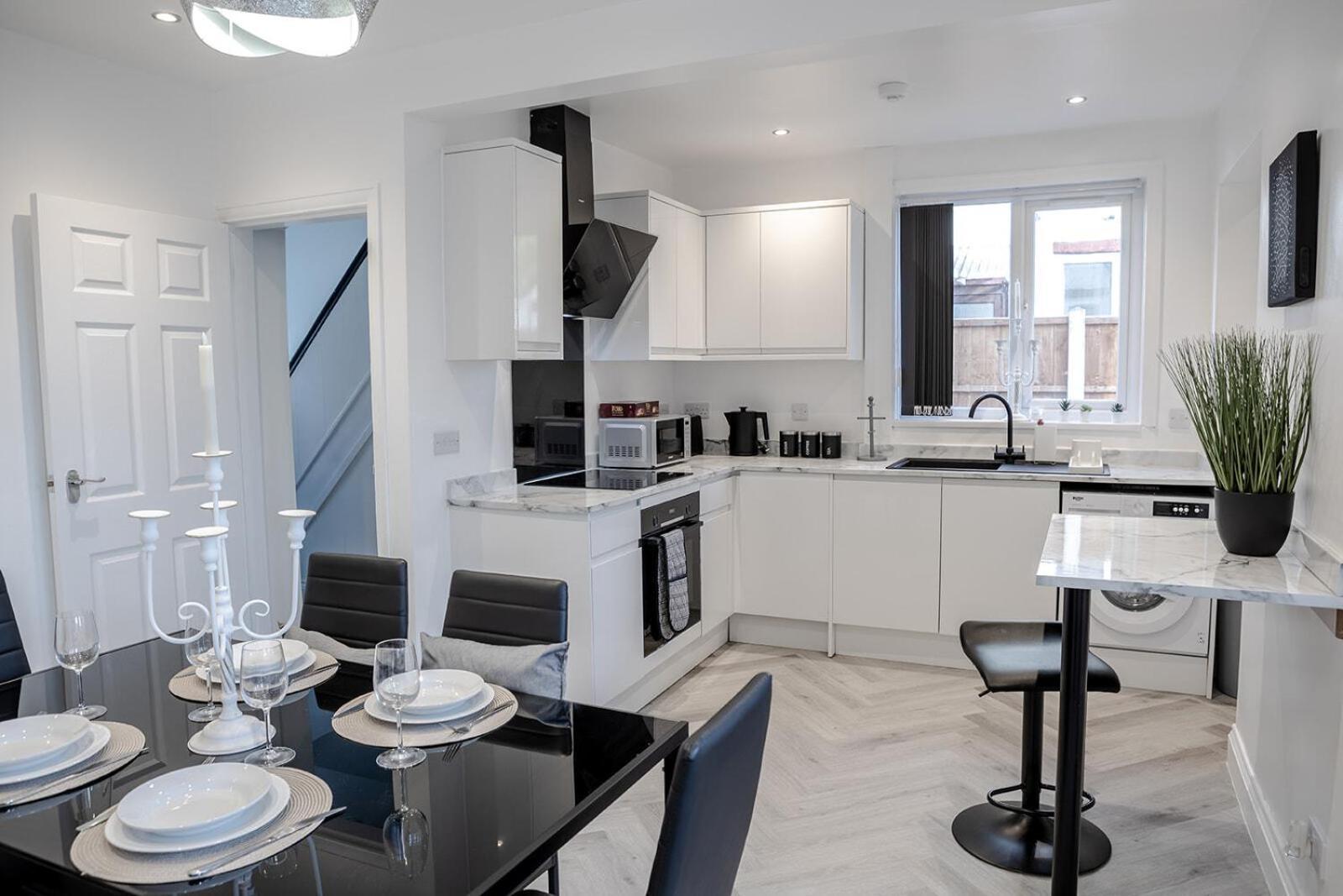 Lymer House - Stylish 3 Bedroom House In Вулвергемптон Екстериор снимка