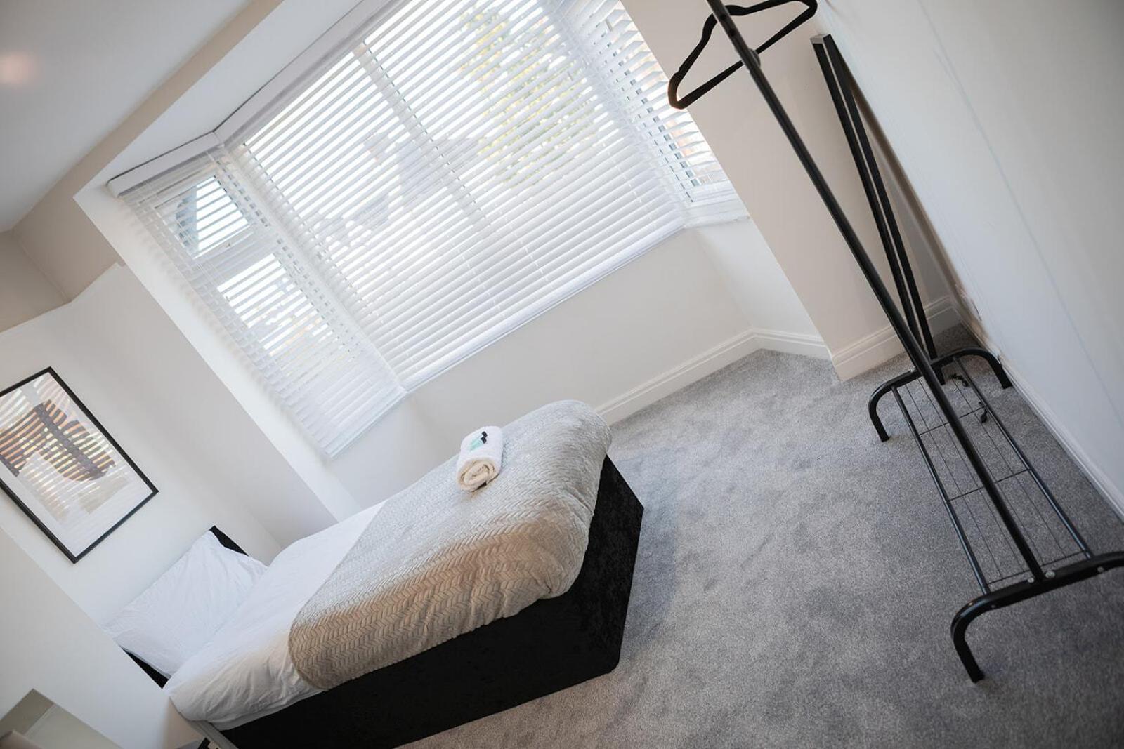 Lymer House - Stylish 3 Bedroom House In Вулвергемптон Екстериор снимка